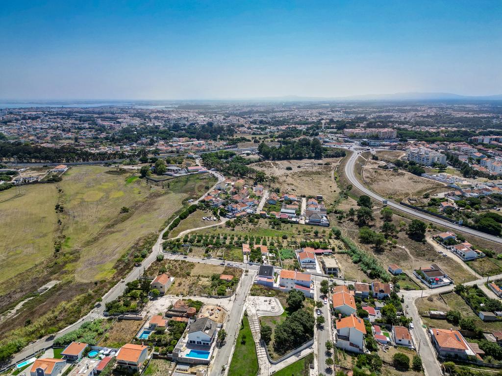 Perto das Praias da Costa da Caparica,( Quintinha) edificada em terreno URBANO de  312m2. Para uma  NOVA CONSTRUÇÃO DE CERCA 170m2. - Image 3