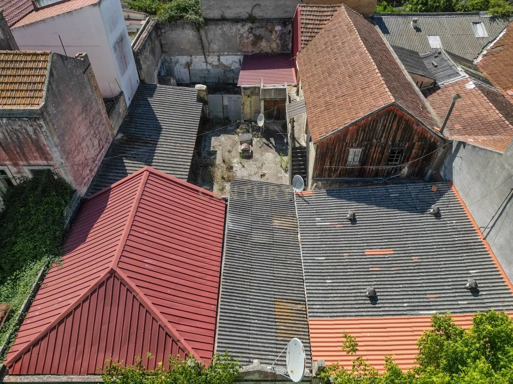 Espaço urbano c/ projecto de arquitectura e PIP aprovado para um edificio misto. - Image 18