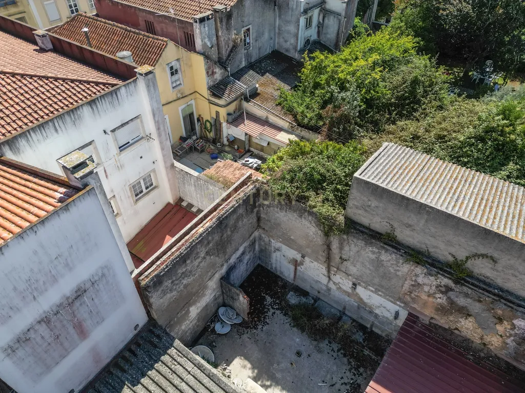 Espaço urbano c/ projecto de arquitectura e PIP aprovado para um edificio misto. - Image 22