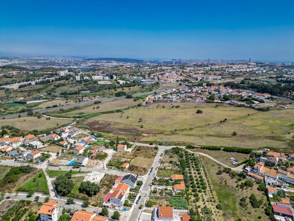 Perto das Praias da Costa da Caparica,( Quintinha) edificada em terreno URBANO de  312m2. Para uma  NOVA CONSTRUÇÃO DE CERCA 170m2. - Image 44