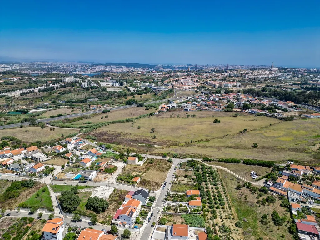 Perto das Praias da Costa da Caparica,( Quintinha) edificada em terreno URBANO de 312m2. Para uma NOVA CONSTRUÇÃO DE CERCA 170m2. - Image 44
