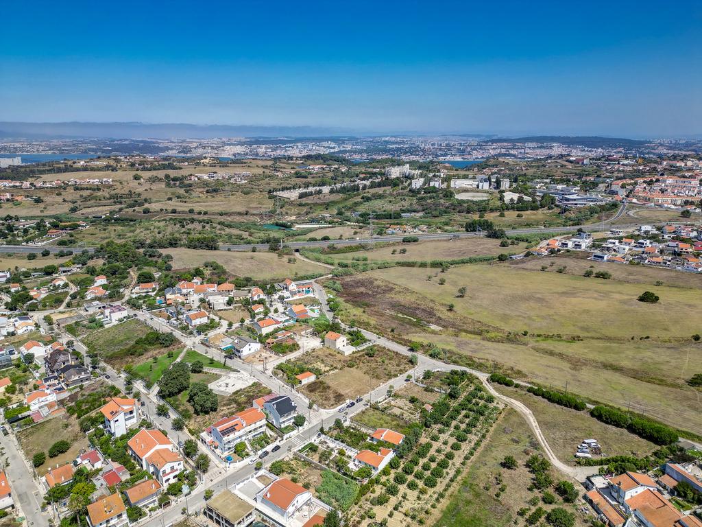 Perto das Praias da Costa da Caparica,( Quintinha) edificada em terreno URBANO de  312m2. Para uma  NOVA CONSTRUÇÃO DE CERCA 170m2. - Image 4