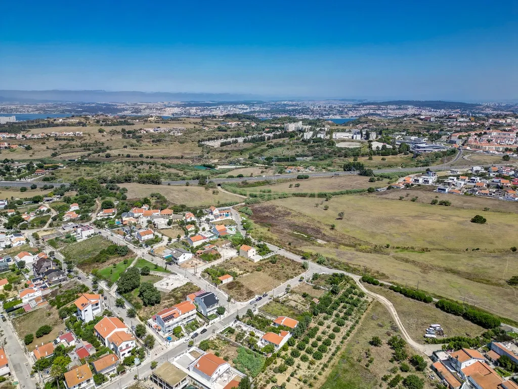 Perto das Praias da Costa da Caparica,( Quintinha) edificada em terreno URBANO de 312m2. Para uma NOVA CONSTRUÇÃO DE CERCA 170m2. - Image 4