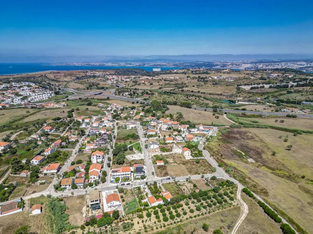 Perto das Praias da Costa da Caparica,( Quintinha) edificada em terreno URBANO de 312m2. Para uma NOVA CONSTRUÇÃO DE CERCA 170m2. - Image 5