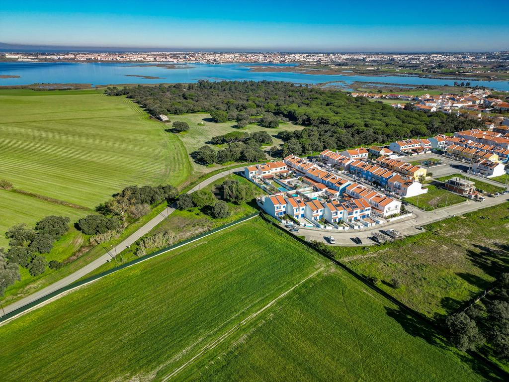 Quinta na margem sul do Tejo, com 105ha, com 5.000m2 de área urbana. - Image 8