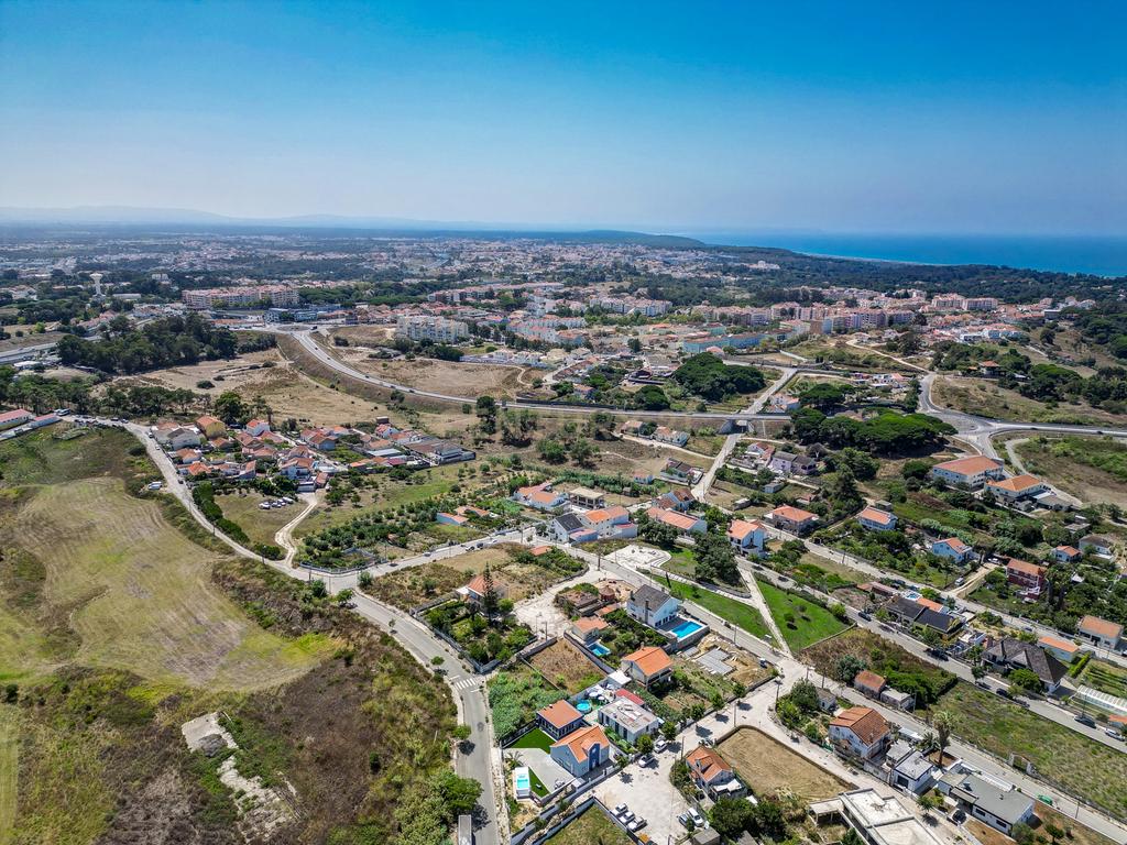 Perto das Praias da Costa da Caparica,( Quintinha) edificada em terreno URBANO de  312m2. Para uma  NOVA CONSTRUÇÃO DE CERCA 170m2. - Image 11