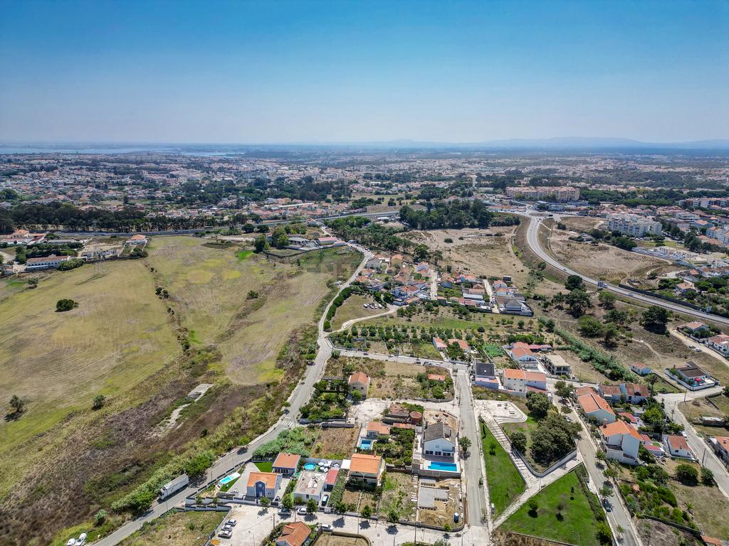 Perto das Praias da Costa da Caparica,( Quintinha) edificada em terreno URBANO de  312m2. Para uma  NOVA CONSTRUÇÃO DE CERCA 170m2. - Image 12