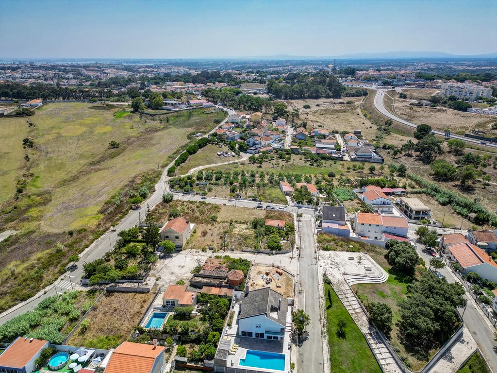 Perto das Praias da Costa da Caparica,( Quintinha) edificada em terreno URBANO de  312m2. Para uma  NOVA CONSTRUÇÃO DE CERCA 170m2. - Image 13