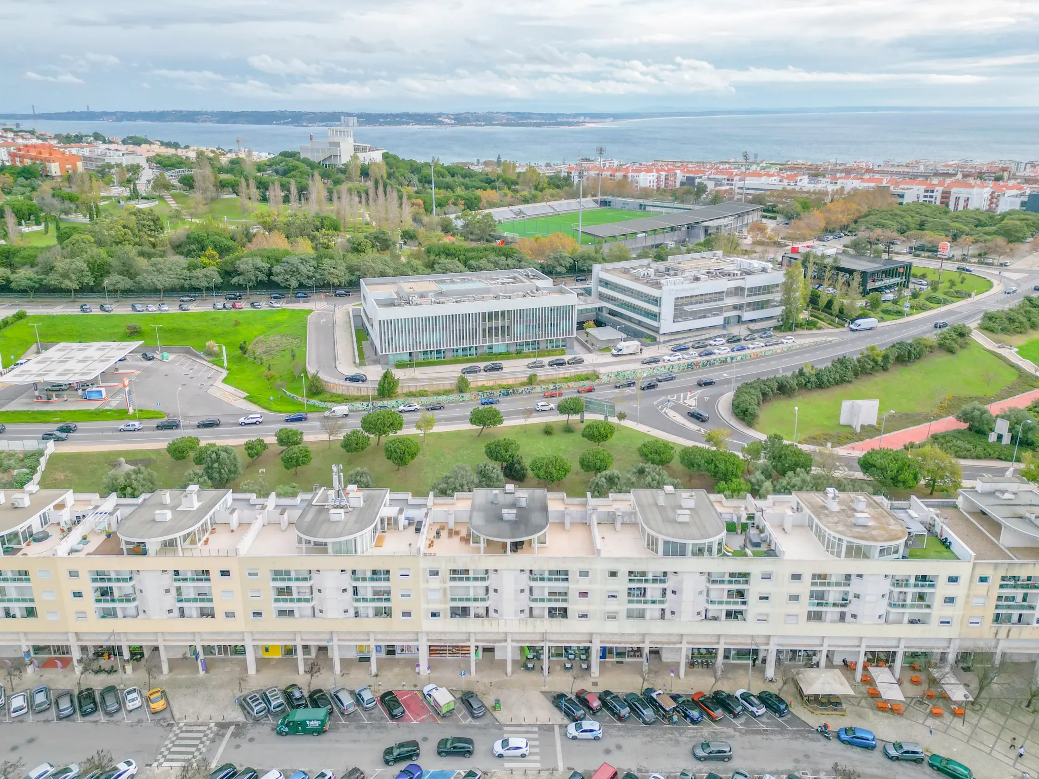 Magnifico apartamento T3 no Fórum Oeiras, com terraço privado 40m2, boa exposição solar, boas áreas e com tudo perto de si! - Image 94