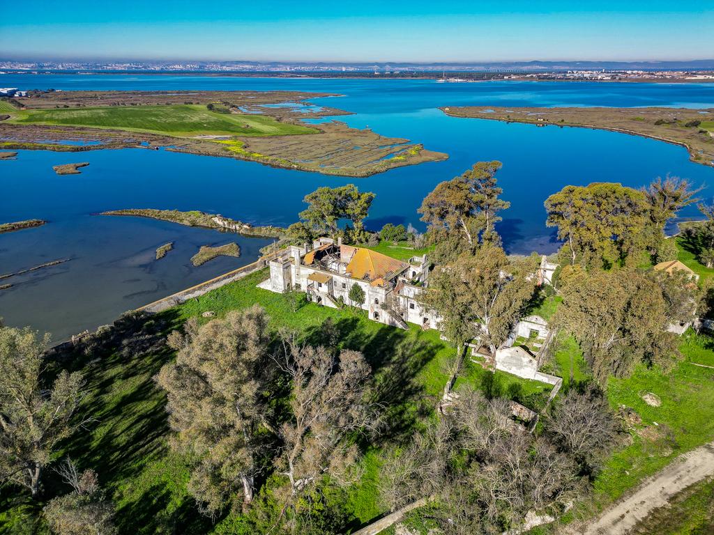 Quinta na margem sul do Tejo, com 105ha, com 5.000m2 de área urbana. - Image 13