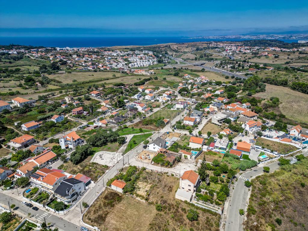 Perto das Praias da Costa da Caparica,( Quintinha) edificada em terreno URBANO de  312m2. Para uma  NOVA CONSTRUÇÃO DE CERCA 170m2. - Image 2