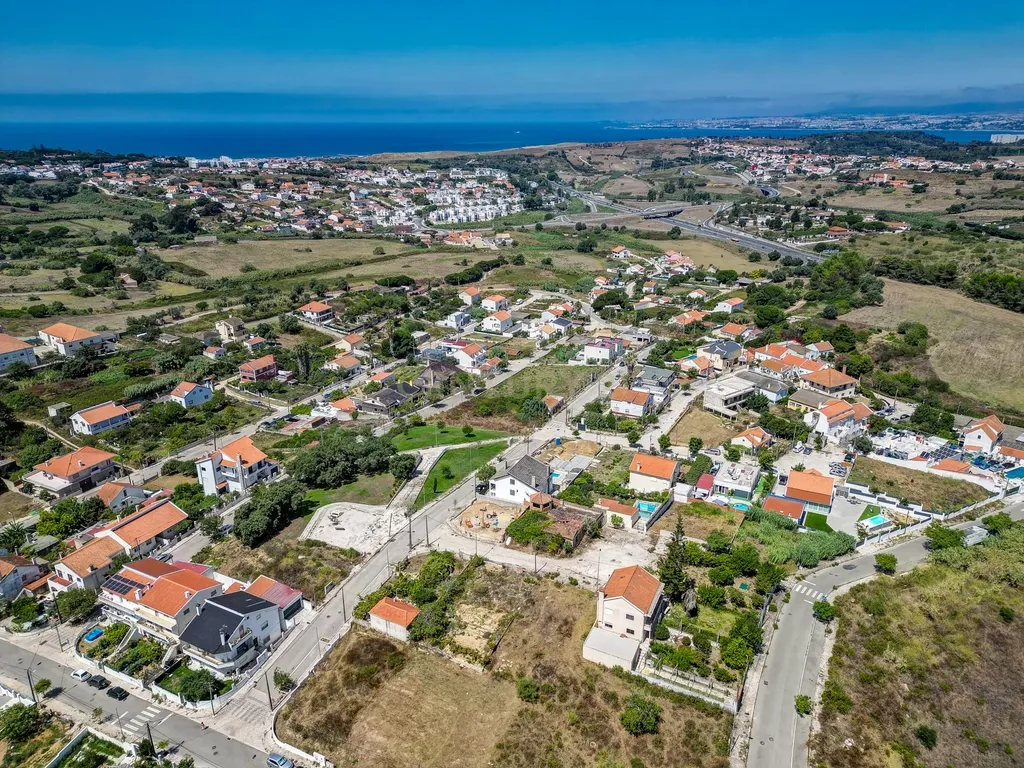 Perto das Praias da Costa da Caparica,( Quintinha) edificada em terreno URBANO de 312m2. Para uma NOVA CONSTRUÇÃO DE CERCA 170m2. - Image 2