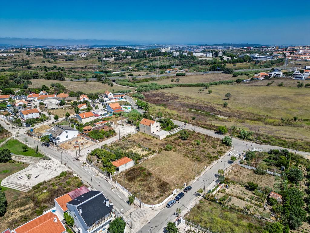Perto das Praias da Costa da Caparica,( Quintinha) edificada em terreno URBANO de  312m2. Para uma  NOVA CONSTRUÇÃO DE CERCA 170m2. - Image 20