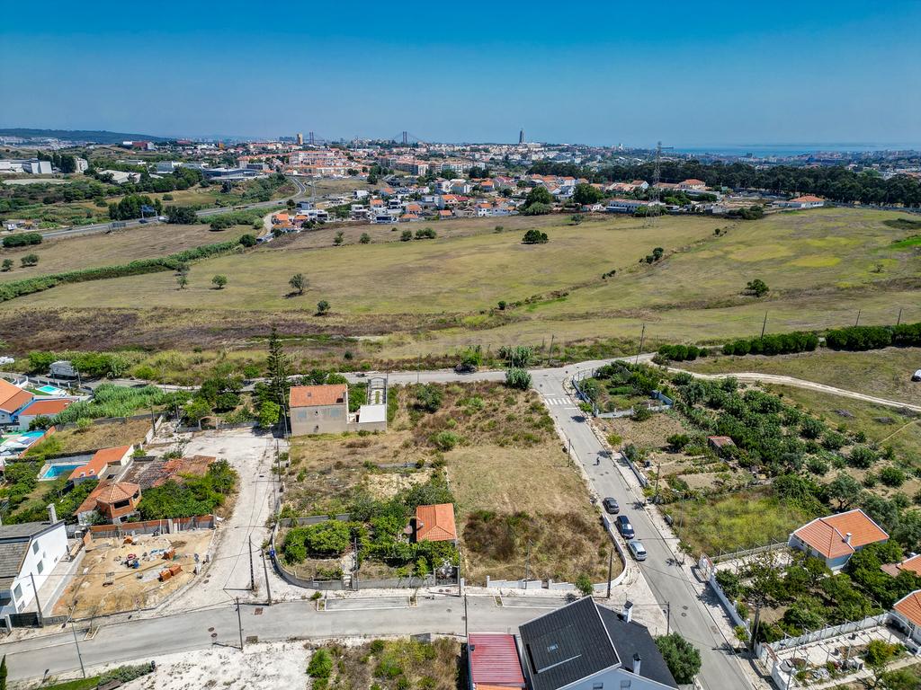 Perto das Praias da Costa da Caparica,( Quintinha) edificada em terreno URBANO de  312m2. Para uma  NOVA CONSTRUÇÃO DE CERCA 170m2. - Image 21