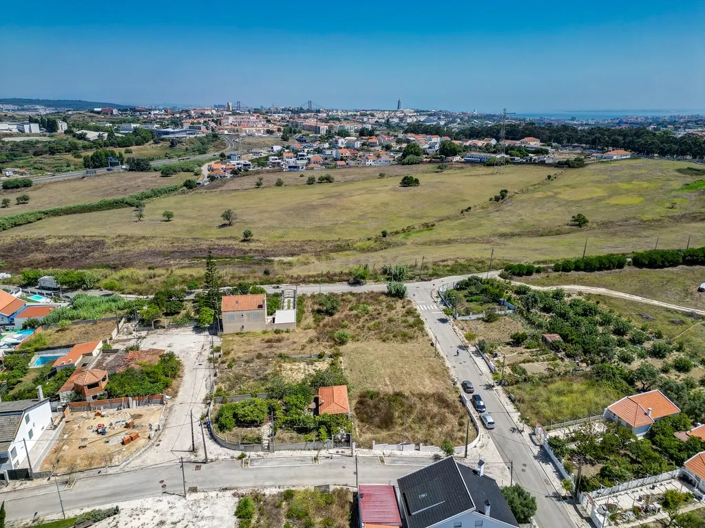 Perto das Praias da Costa da Caparica,( Quintinha) edificada em terreno URBANO de 312m2. Para uma NOVA CONSTRUÇÃO DE CERCA 170m2. - Image 21