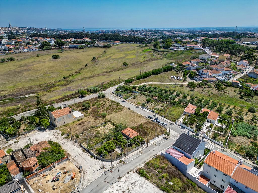 Perto das Praias da Costa da Caparica,( Quintinha) edificada em terreno URBANO de  312m2. Para uma  NOVA CONSTRUÇÃO DE CERCA 170m2. - Image 22