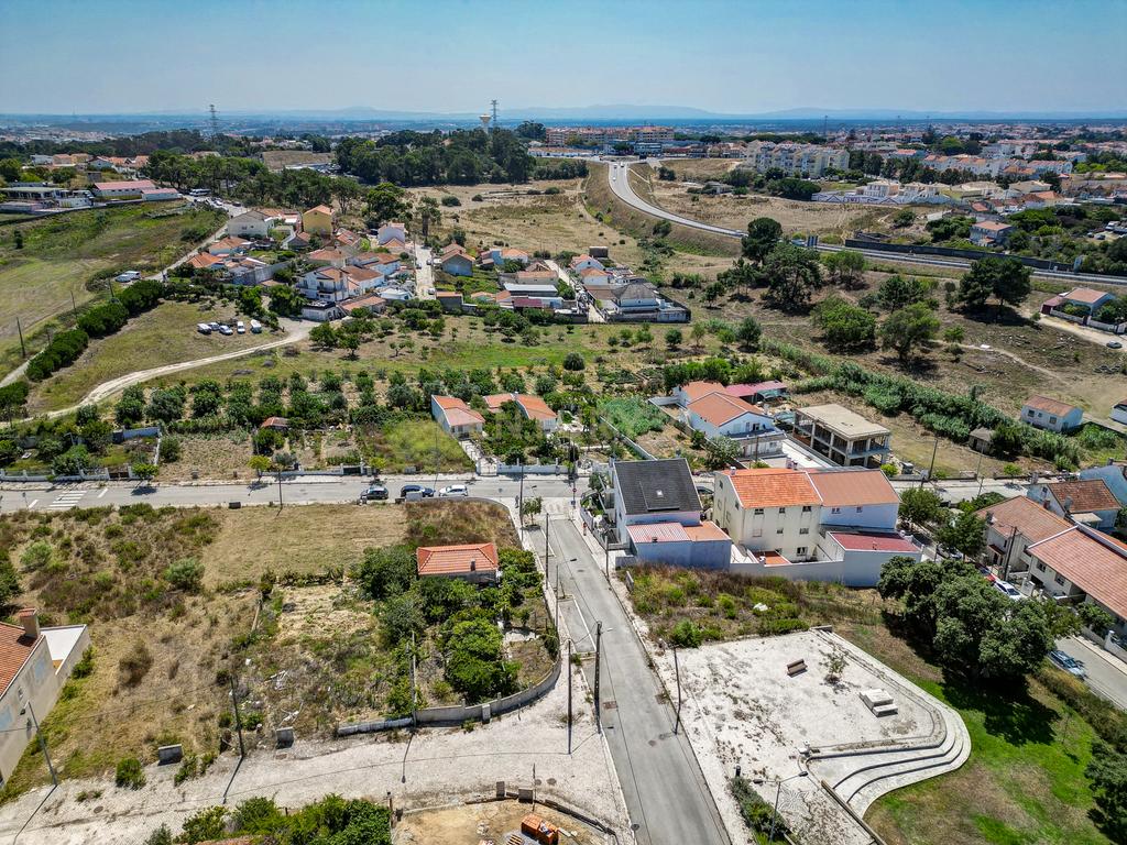 Perto das Praias da Costa da Caparica,( Quintinha) edificada em terreno URBANO de  312m2. Para uma  NOVA CONSTRUÇÃO DE CERCA 170m2. - Image 23