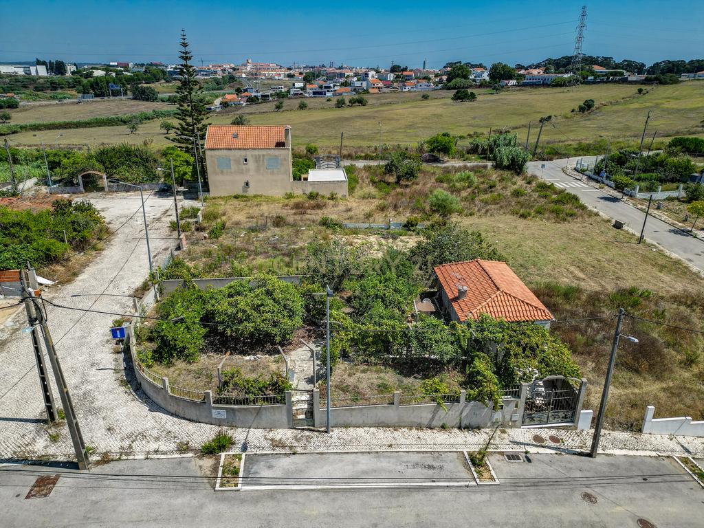 Perto das Praias da Costa da Caparica,( Quintinha) edificada em terreno URBANO de  312m2. Para uma  NOVA CONSTRUÇÃO DE CERCA 170m2. - Image 24