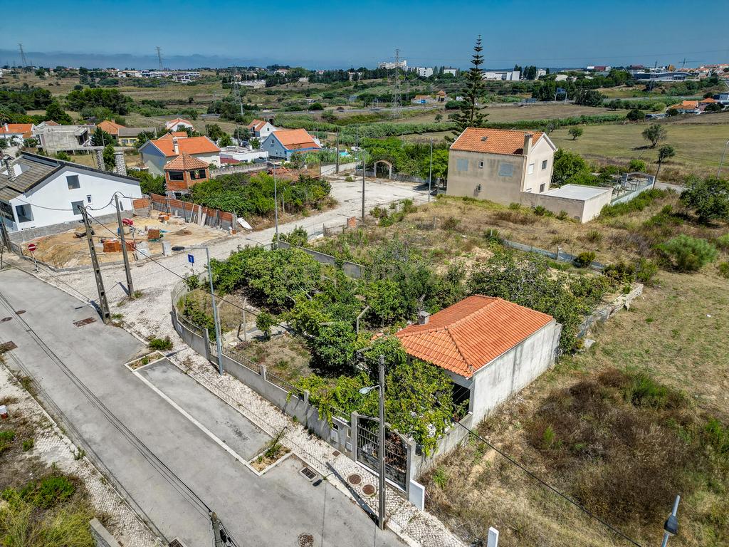 Perto das Praias da Costa da Caparica,( Quintinha) edificada em terreno URBANO de  312m2. Para uma  NOVA CONSTRUÇÃO DE CERCA 170m2. - Image 25