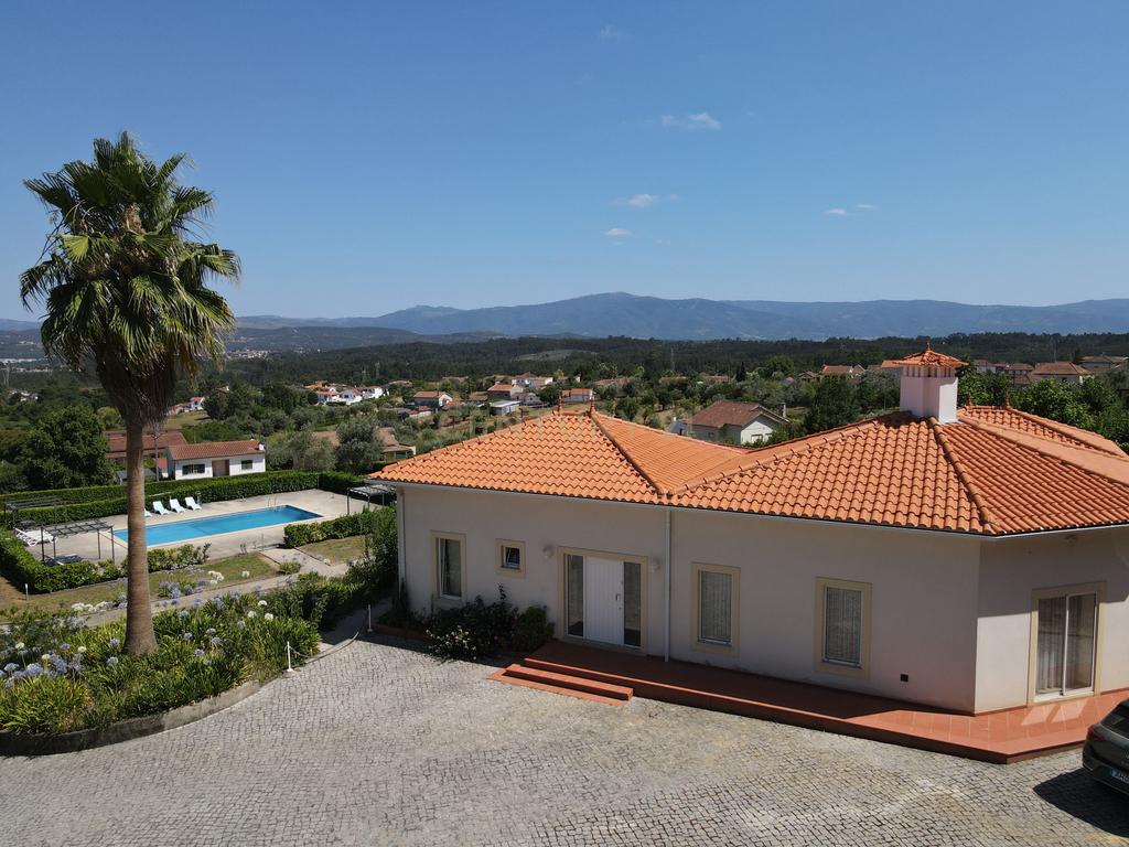 Moradia T3 + T2 térrea com anexo ,piscina,garagem e jardim com vistas panorâmicas numa localização única a 5 min. de V.N de Poiares - Image 2