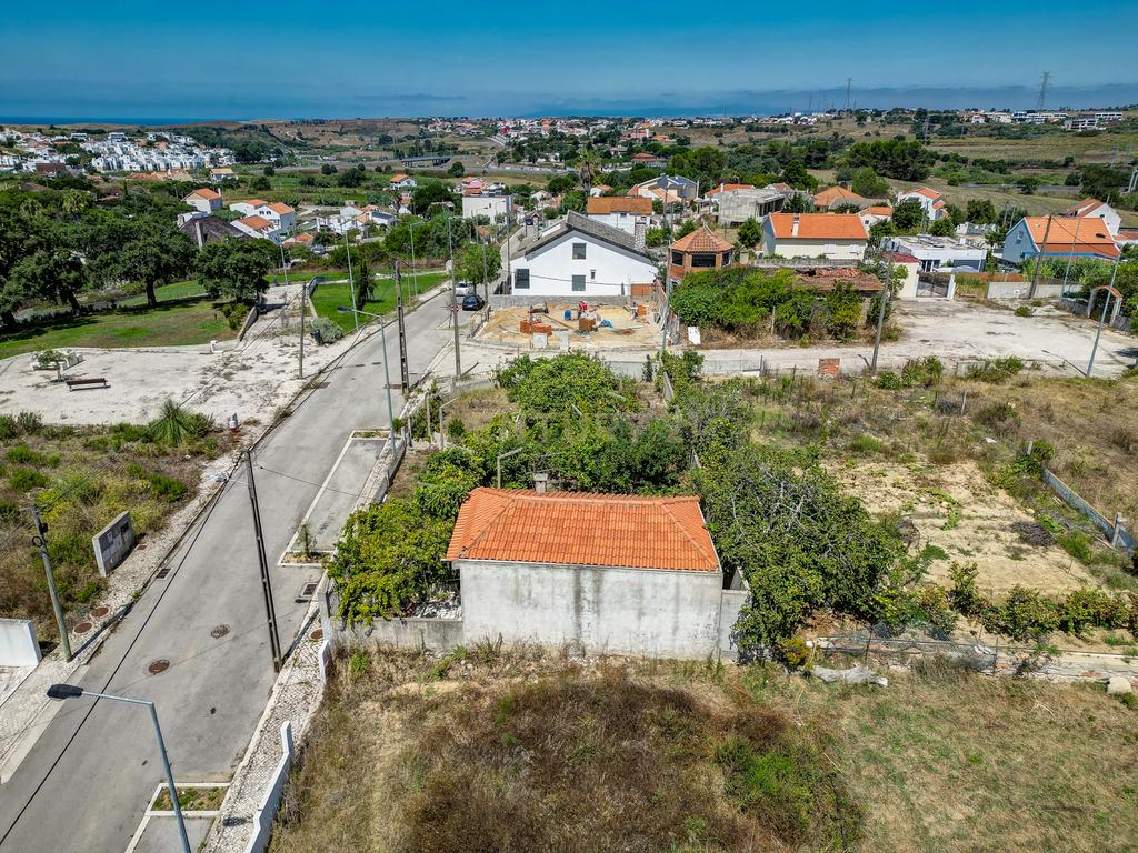 Perto das Praias da Costa da Caparica,( Quintinha) edificada em terreno URBANO de  312m2. Para uma  NOVA CONSTRUÇÃO DE CERCA 170m2. - Image 26