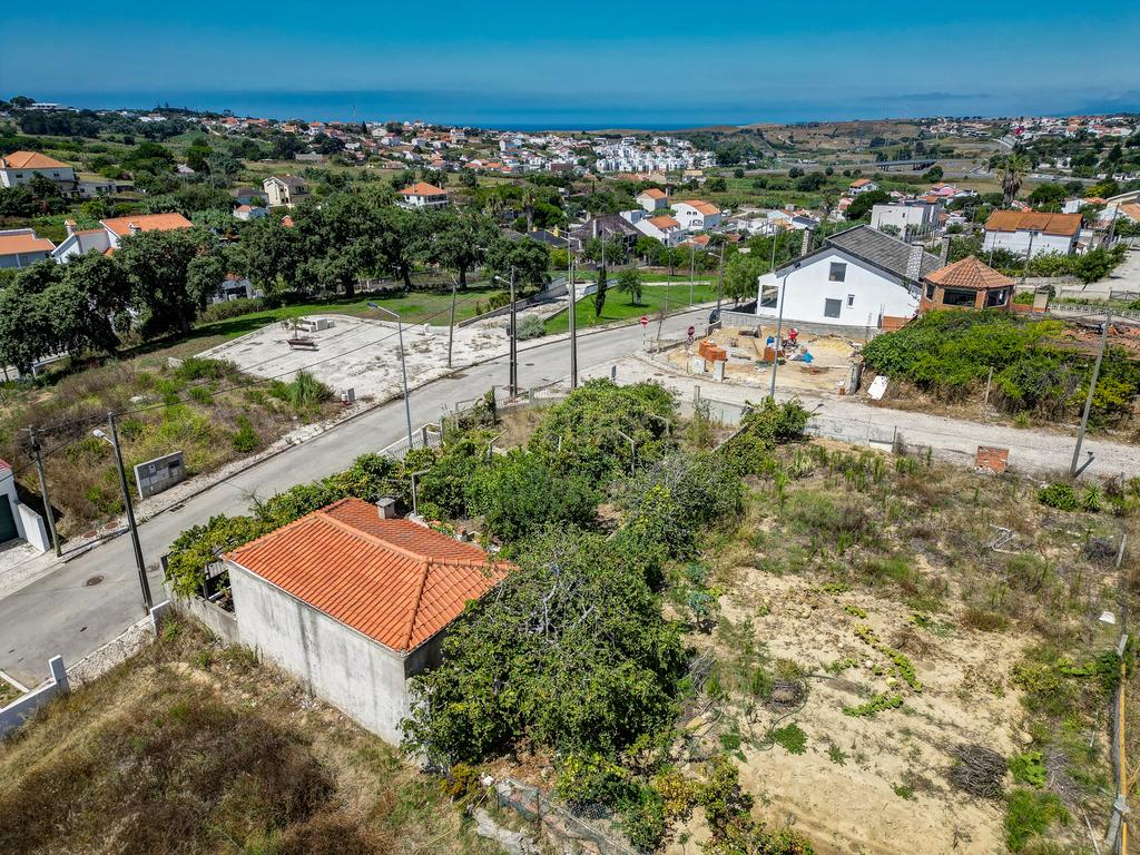Perto das Praias da Costa da Caparica,( Quintinha) edificada em terreno URBANO de  312m2. Para uma  NOVA CONSTRUÇÃO DE CERCA 170m2. - Image 27