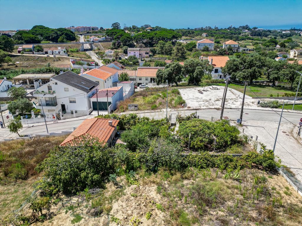 Perto das Praias da Costa da Caparica,( Quintinha) edificada em terreno URBANO de  312m2. Para uma  NOVA CONSTRUÇÃO DE CERCA 170m2. - Image 28