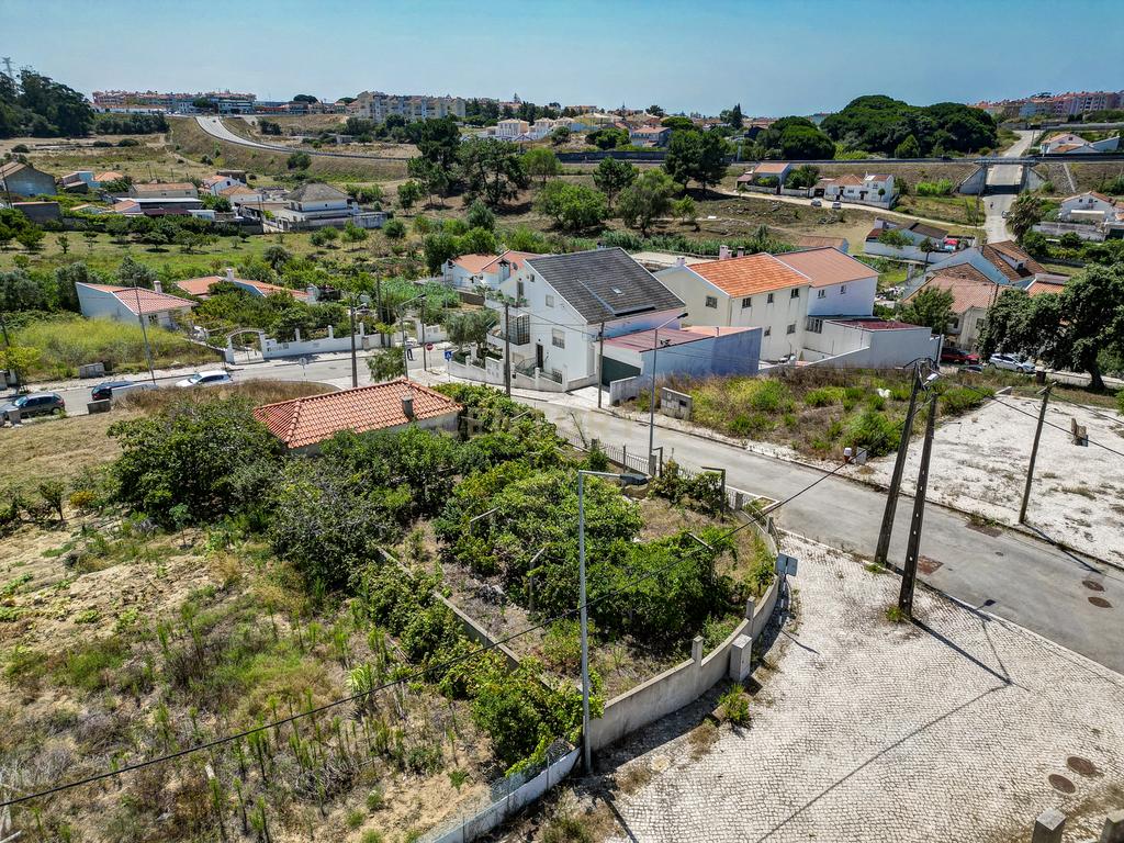 Perto das Praias da Costa da Caparica,( Quintinha) edificada em terreno URBANO de  312m2. Para uma  NOVA CONSTRUÇÃO DE CERCA 170m2. - Image 29
