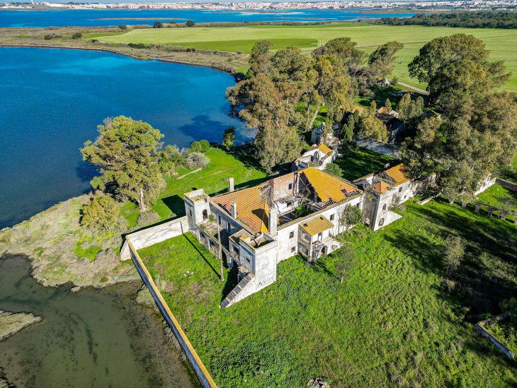 Quinta na margem sul do Tejo, com 105ha, com 5.000m2 de área urbana. - Image 17