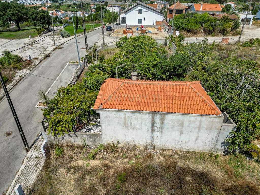 Perto das Praias da Costa da Caparica,( Quintinha) edificada em terreno URBANO de  312m2. Para uma  NOVA CONSTRUÇÃO DE CERCA 170m2. - Image 31