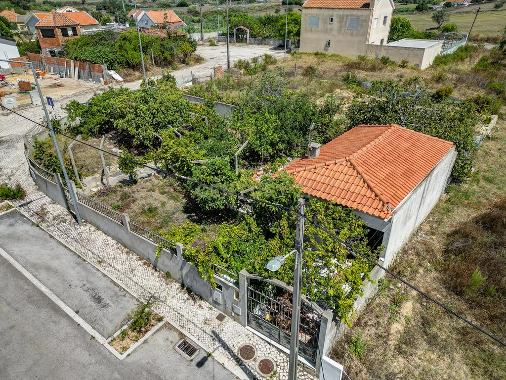 Perto das Praias da Costa da Caparica,( Quintinha) edificada em terreno URBANO de  312m2. Para uma  NOVA CONSTRUÇÃO DE CERCA 170m2. - Image 32