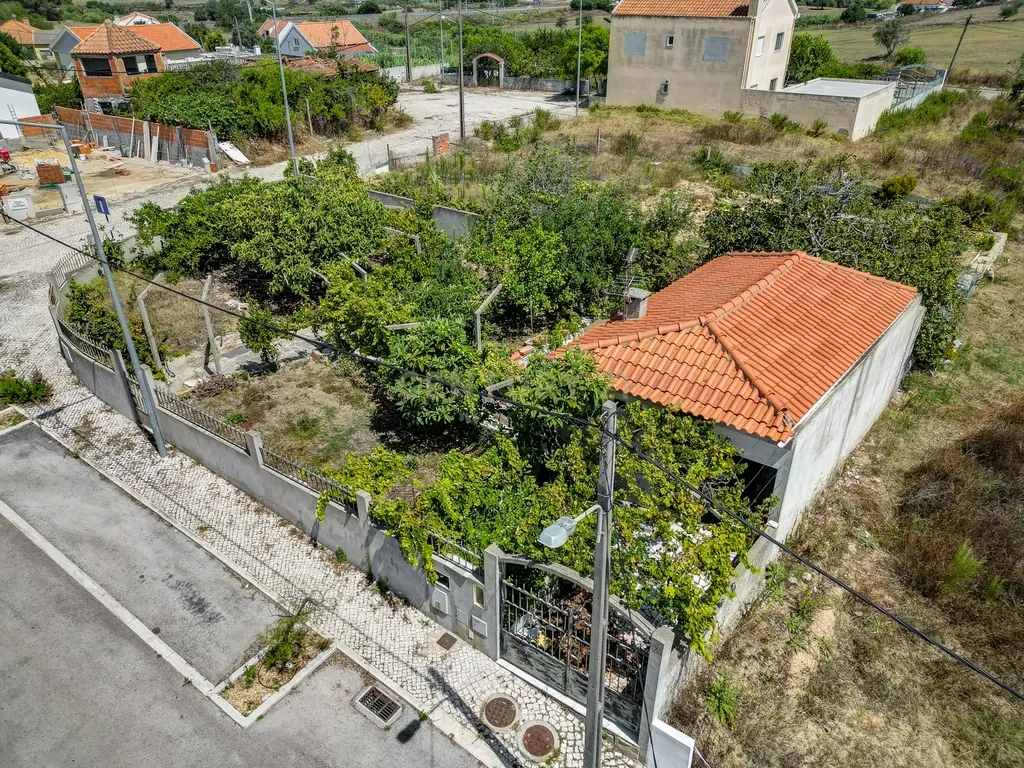 Perto das Praias da Costa da Caparica,( Quintinha) edificada em terreno URBANO de 312m2. Para uma NOVA CONSTRUÇÃO DE CERCA 170m2. - Image 32