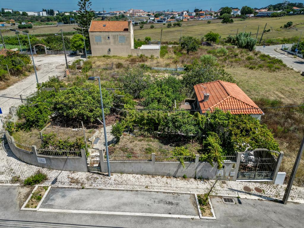 Perto das Praias da Costa da Caparica,( Quintinha) edificada em terreno URBANO de  312m2. Para uma  NOVA CONSTRUÇÃO DE CERCA 170m2. - Image 33