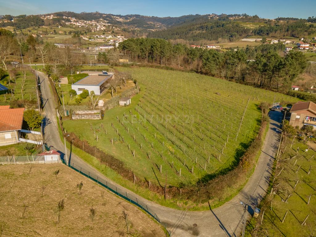Terreno rústico com viabilidade de construção - Image 1