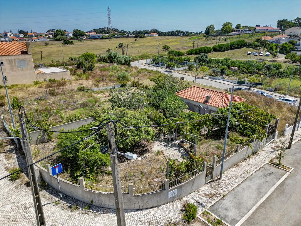 Perto das Praias da Costa da Caparica,( Quintinha) edificada em terreno URBANO de  312m2. Para uma  NOVA CONSTRUÇÃO DE CERCA 170m2. - Image 34