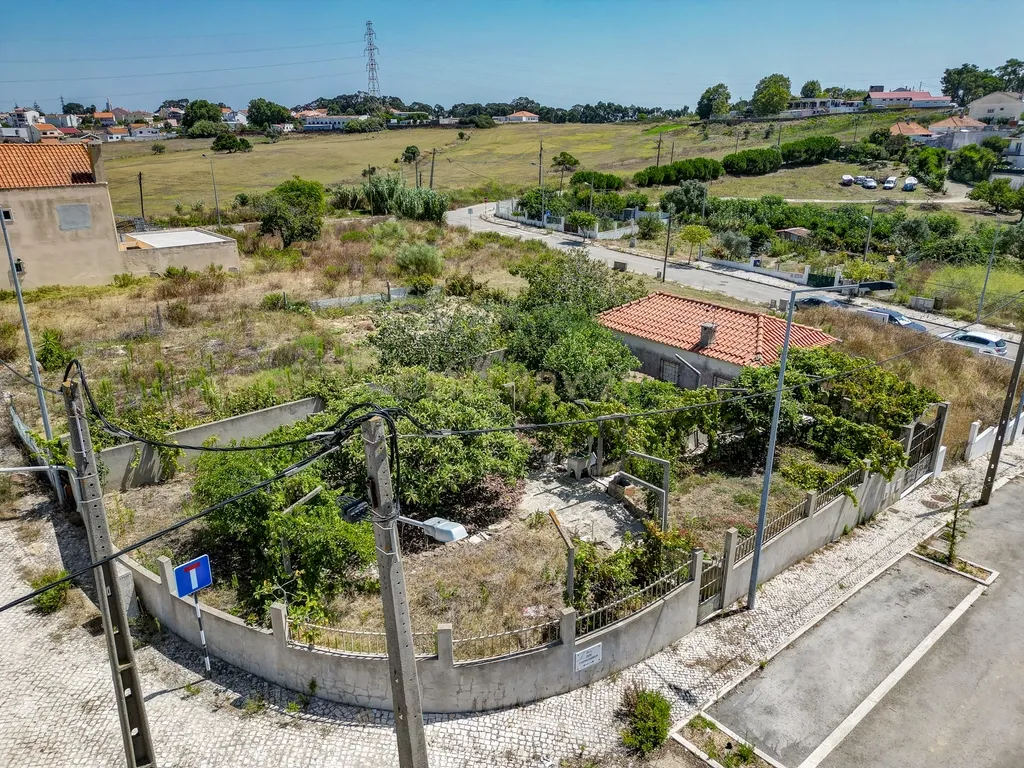 Perto das Praias da Costa da Caparica,( Quintinha) edificada em terreno URBANO de 312m2. Para uma NOVA CONSTRUÇÃO DE CERCA 170m2. - Image 34