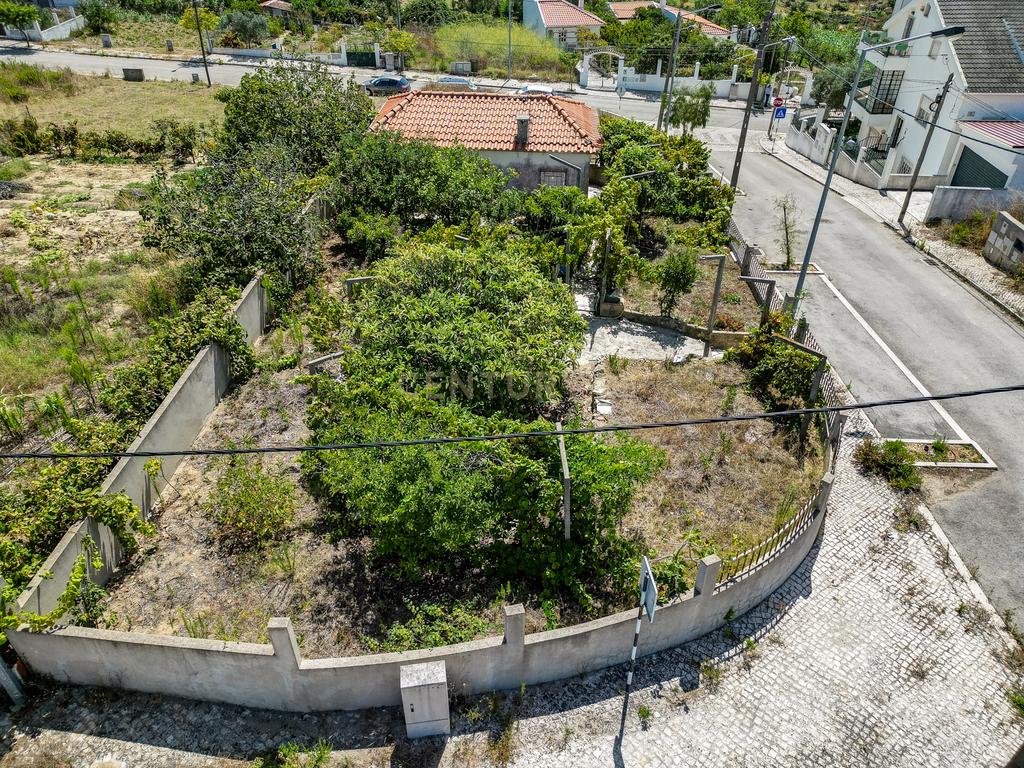 Perto das Praias da Costa da Caparica,( Quintinha) edificada em terreno URBANO de  312m2. Para uma  NOVA CONSTRUÇÃO DE CERCA 170m2. - Image 35