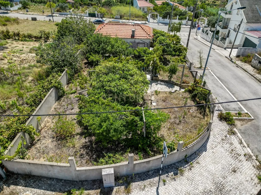 Perto das Praias da Costa da Caparica,( Quintinha) edificada em terreno URBANO de 312m2. Para uma NOVA CONSTRUÇÃO DE CERCA 170m2. - Image 35