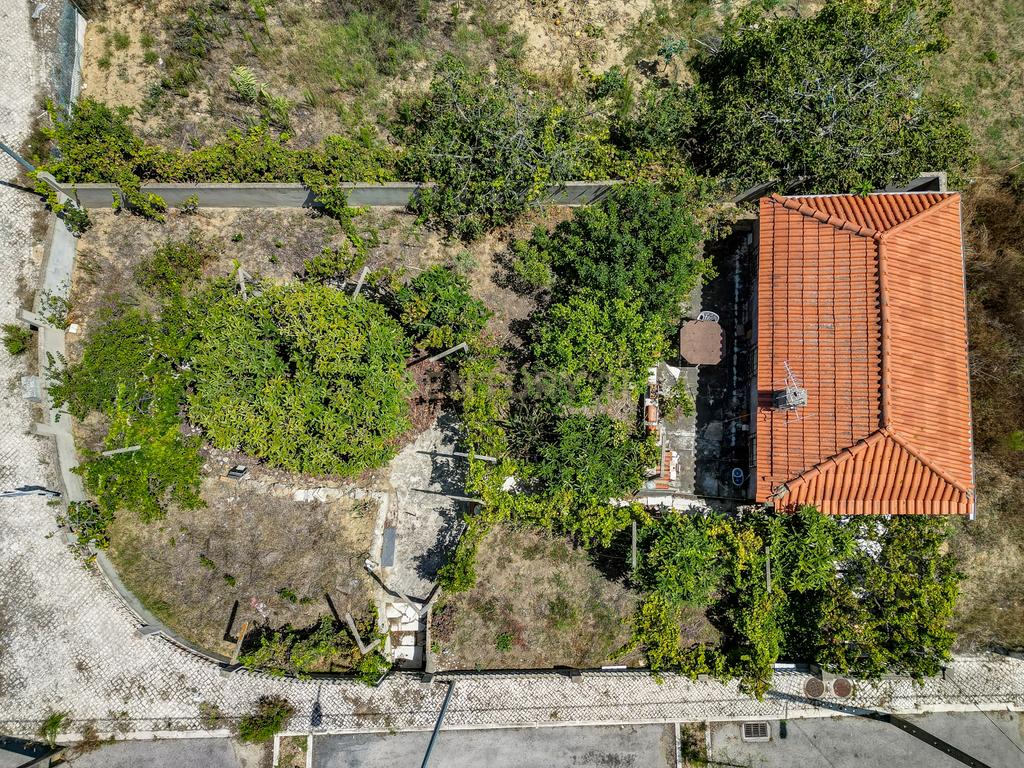 Perto das Praias da Costa da Caparica,( Quintinha) edificada em terreno URBANO de  312m2. Para uma  NOVA CONSTRUÇÃO DE CERCA 170m2. - Image 36