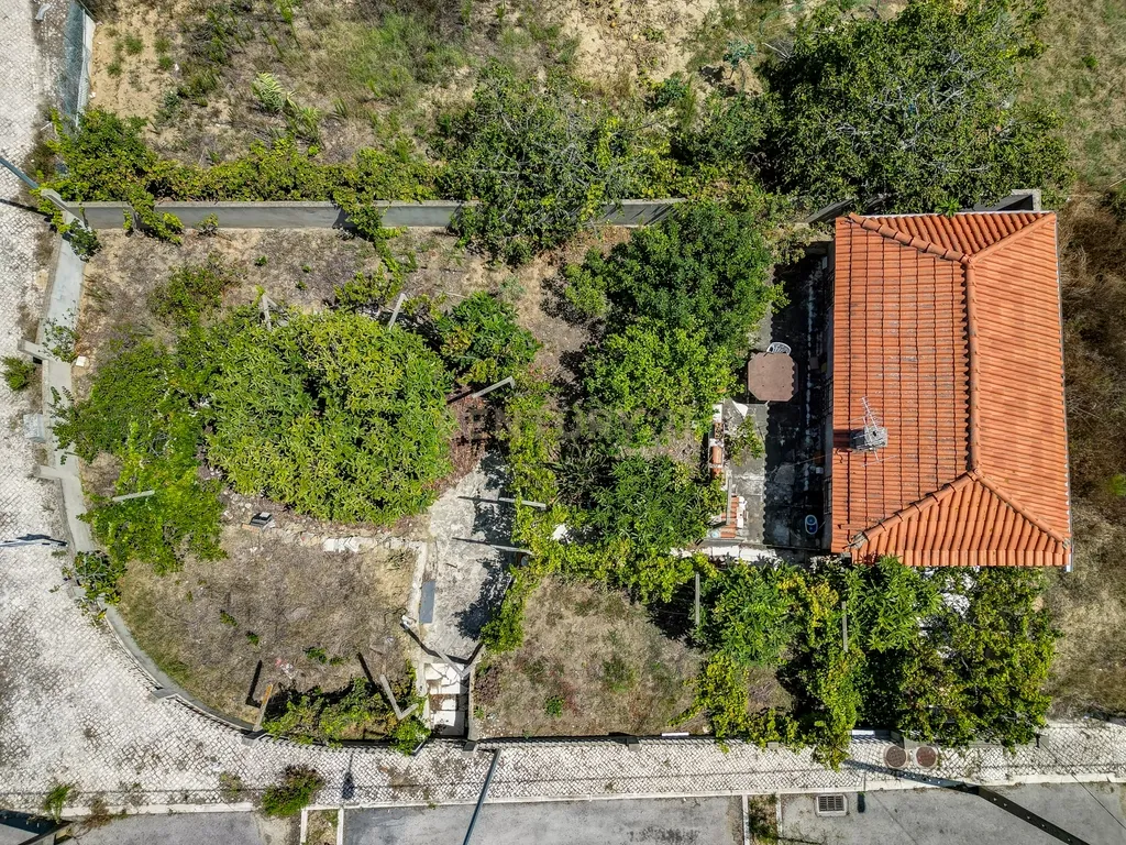 Perto das Praias da Costa da Caparica,( Quintinha) edificada em terreno URBANO de 312m2. Para uma NOVA CONSTRUÇÃO DE CERCA 170m2. - Image 36