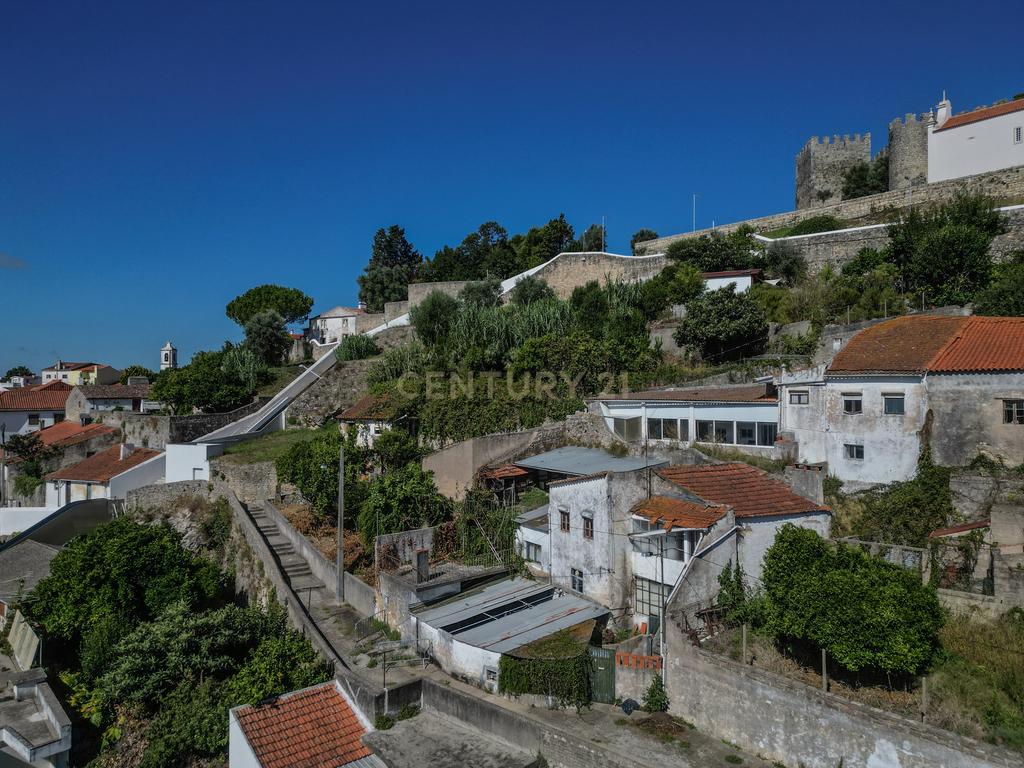 Casa para Recuperar em Montemor o Velho - 4 Quartos, 166m² - Image 1