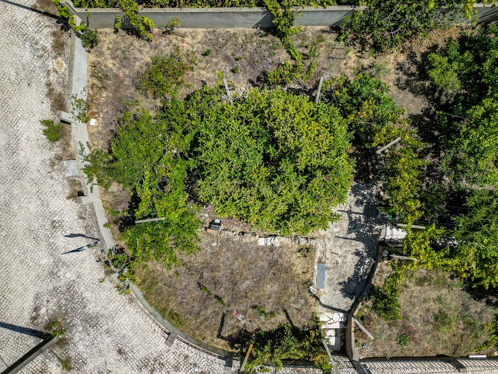 Perto das Praias da Costa da Caparica,( Quintinha) edificada em terreno URBANO de  312m2. Para uma  NOVA CONSTRUÇÃO DE CERCA 170m2. - Image 38