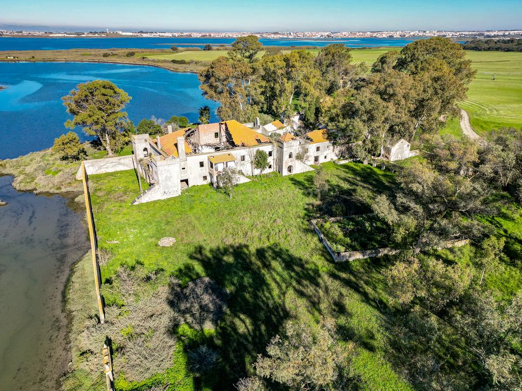 Quinta na margem sul do Tejo, com 105ha, com 5.000m2 de área urbana. - Image 22