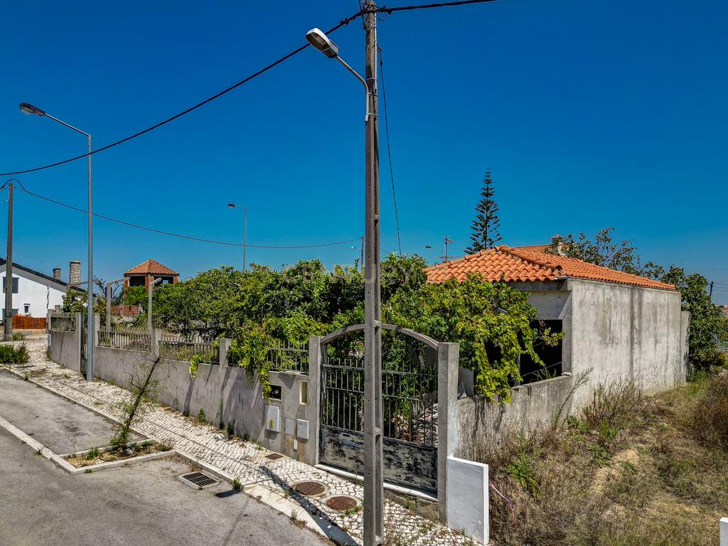 Perto das Praias da Costa da Caparica,( Quintinha) edificada em terreno URBANO de  312m2. Para uma  NOVA CONSTRUÇÃO DE CERCA 170m2. - Image 40