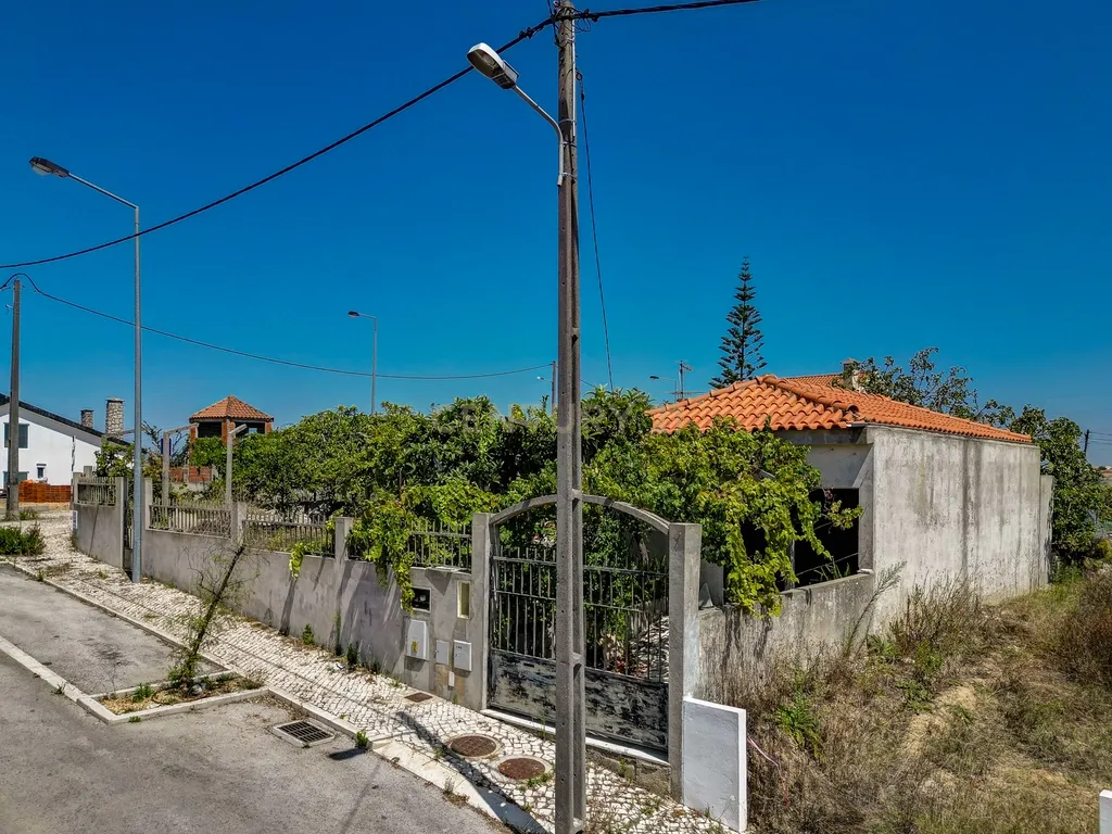 Perto das Praias da Costa da Caparica,( Quintinha) edificada em terreno URBANO de 312m2. Para uma NOVA CONSTRUÇÃO DE CERCA 170m2. - Image 40