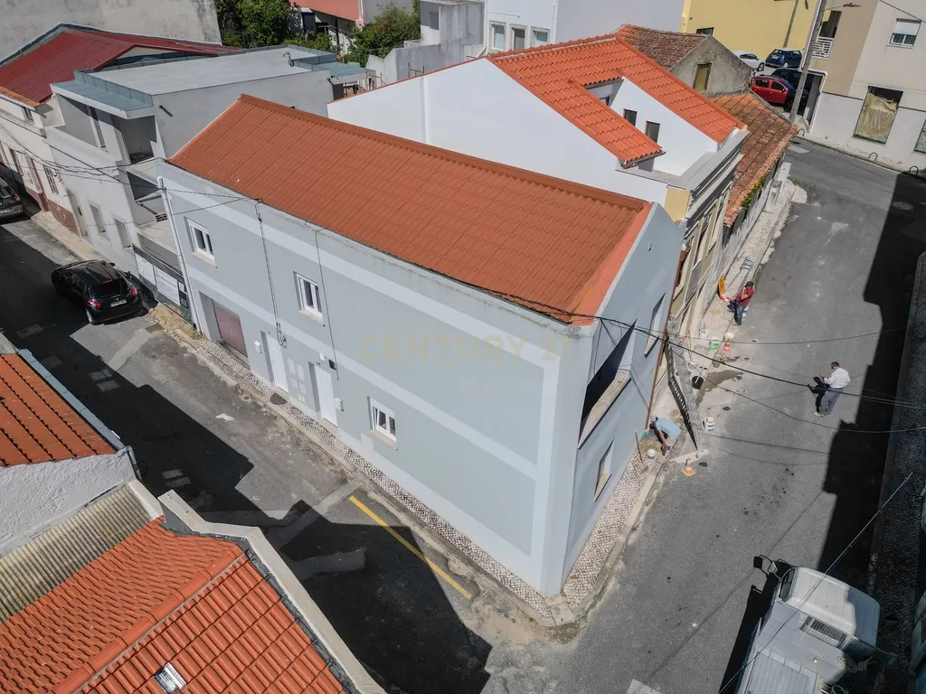 Casa Renovada com 4 Quartos e Garagem - Image 26