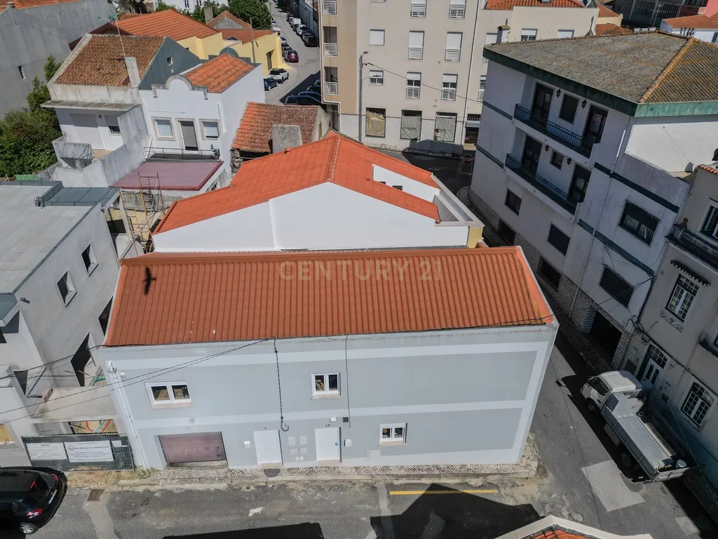 Casa Renovada com 4 Quartos e Garagem - Image 27
