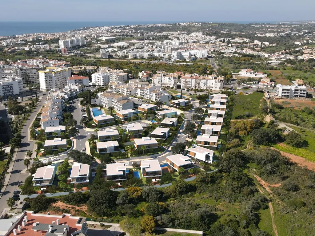 Lote de terreno com 516m2 para construção de Moradia isolada no centro de Albufeira. - Image 2
