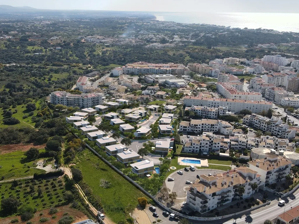 Lote de terreno com 516m2 para construção de Moradia isolada no centro de Albufeira. - Image 9