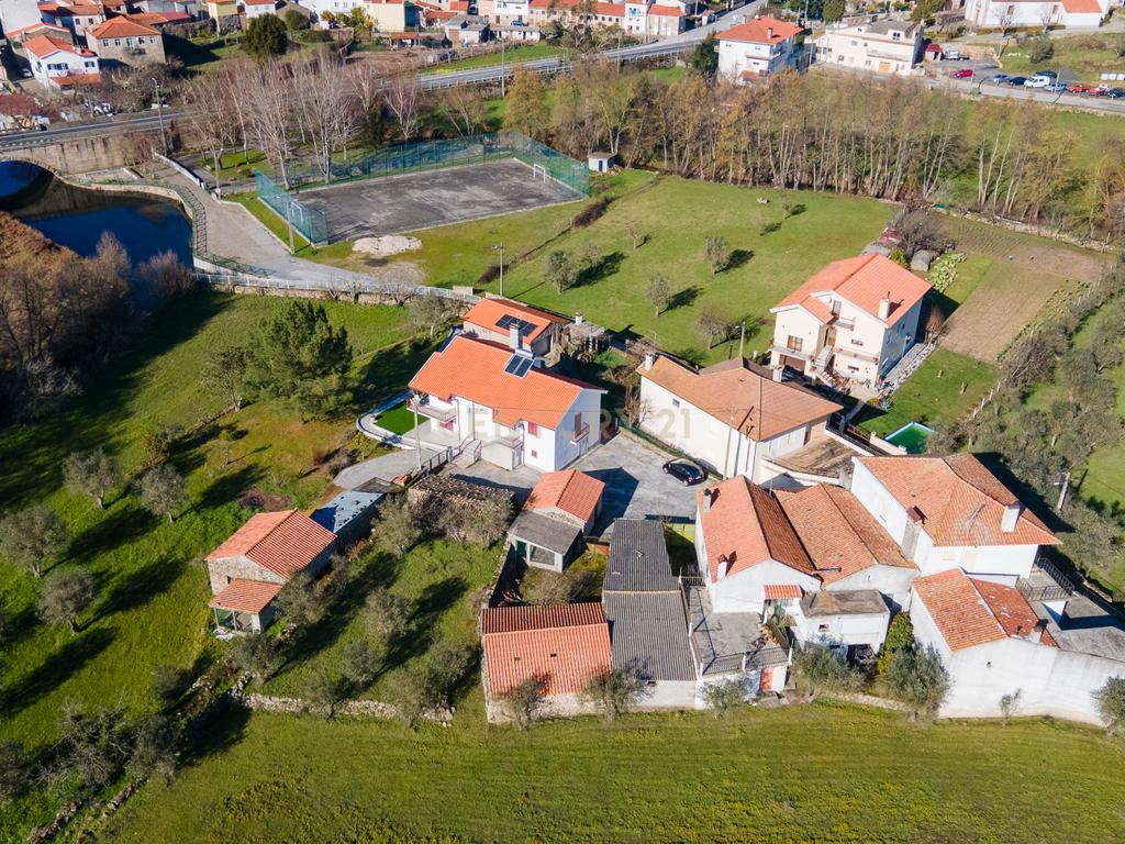Moradia e anexos em Vila Cortês da Serra - Gouveia - Image 1